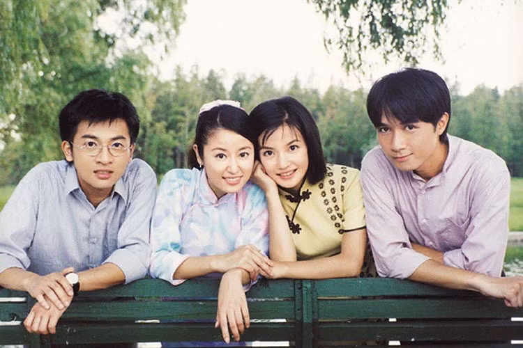 2. Tân dòng sông ly biệt (2001): Sau Hoàn Châu Cách Cách, Triệu Vy tiếp tục đóng chung với Tô Hữu Bằng và Lâm Tâm Như trong bộ phim tình cảm của Quỳnh Dao. Cả ba cùng tài tử Cổ Cự Cơ hợp thành bộ tứ trẻ trung, đẹp đôi, nổi tiếng một thời. Bản làm lại từ phim Dòng sông ly biệt (1986) có thay đổi về một số tình tiết và cũng rất thành công. Trong phim, Triệu Vy vào vai Lục Y Bình, cô con gái cá tính và mạnh mẽ của gia đình họ Lục nổi tiếng. Cô có tình yêu đẹp và đầy sóng gió với chàng ký giả Hà Thư Hoàn (Cổ Cự Cơ).