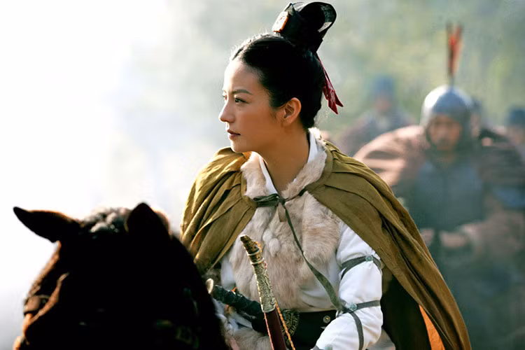 7. Đại chiến Xích Bích 1 và Đại chiến Xích Bích 2 (2008 và 2009): Nếu không có Họa bì và Đại chiến Xích Bích, Triệu Vy vẫn bị đánh giá là "thuốc độc phòng vé" do có quá nhiều phim điện ảnh thất bại về doanh thu. Đại chiến Xích Bích quy tụ dàn sao khủng gồm Lương Triều Vỹ, Kaneshiro Takeshi, Trương Chấn, Hồ Quân, Lâm Chí Linh... Triệu Vy vào vai phụ Tôn Thượng Hương, em gái của Tôn Quyền (Trương Chấn đóng). Gây tranh cãi về chuyên môn nhưng Đại chiến Xích Bích cũng nhận được rất nhiều đề cử tại các giải thưởng điện ảnh châu Á.