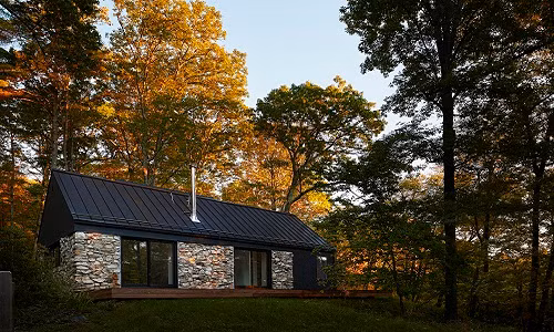 Nằm trên đỉnh núi Hudson Valley, (Mỹ), căn nhà cấp 4 xây bằng đá thuộc sở hữu của một đôi vợ chồng trẻ, phục vụ cho kỳ nghỉ cuối tuần.
