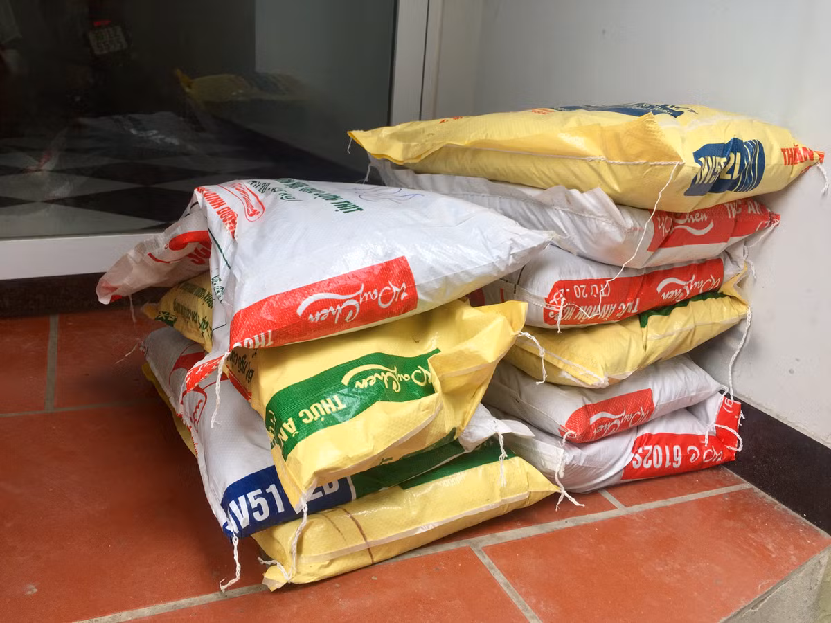 Lân chia sẻ, khó khăn nhất trong việc trồng rau là việc vận chuyển đất từ tầng 1 lên tầng 5. Lân phải chia ra nhiều ngày, mỗi ngày vận chuyển một ít.