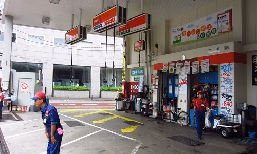 Khi tới trạm xăng, nhân viên tại đây cúi chào khách lễ phép và hướng dẫn cho bạn nơi đỗ xe. Ảnh: Inthebentobox.