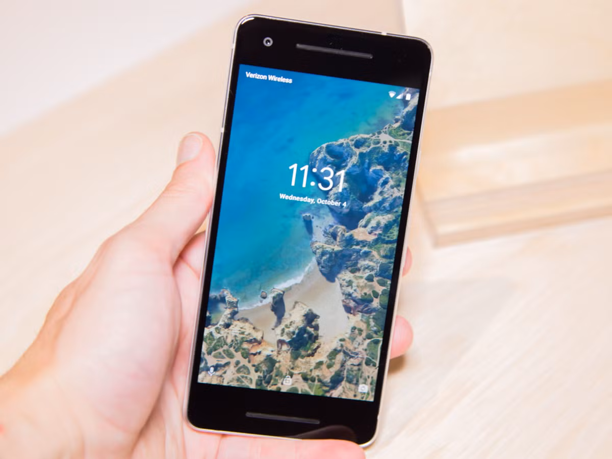Google Pixel 2 được trang bị màn hình OLED Full HD, cạnh trên và canh dưới khá dày. Ảnh: Arstechnica.