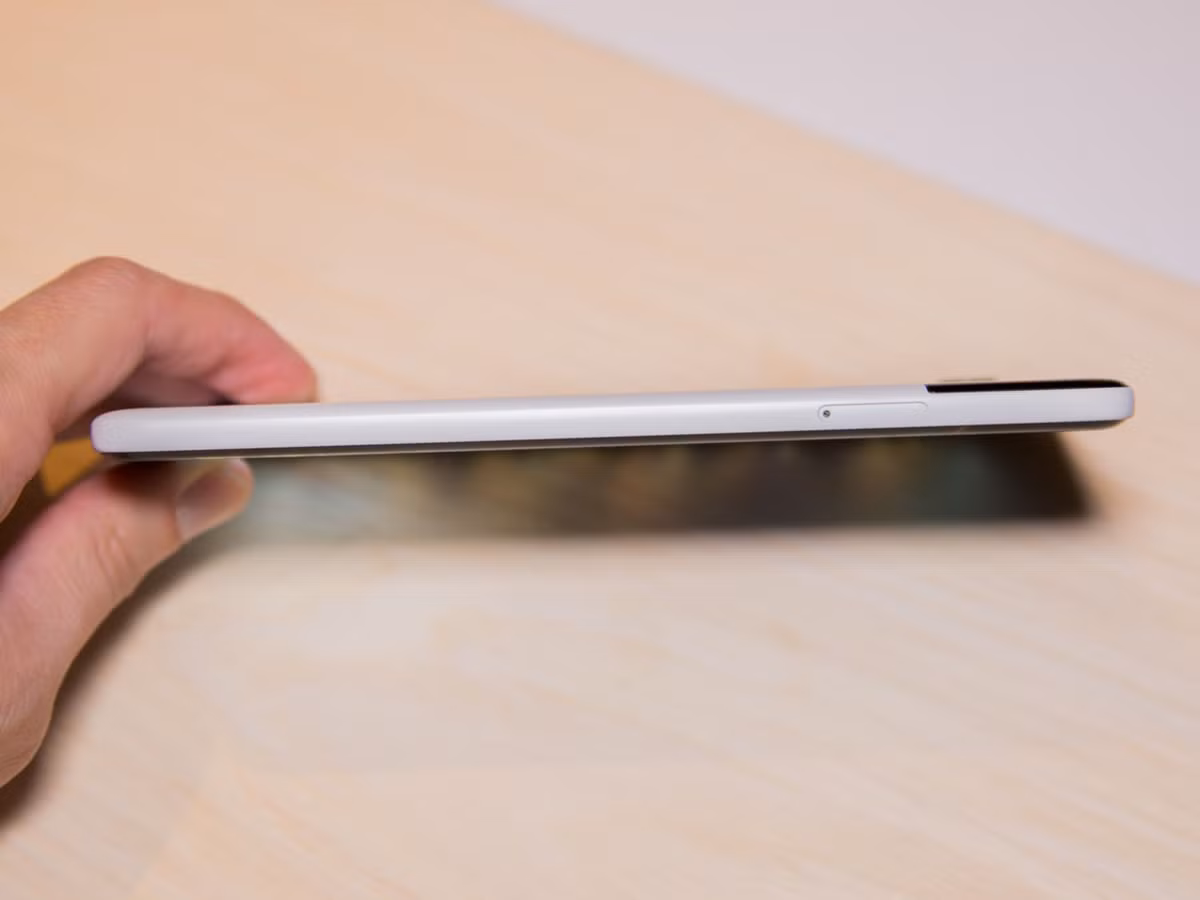 Viền của Pixel 2 XL rất mỏng cùng với hệ thống hai loa stereo. Ảnh: Arstechnica.