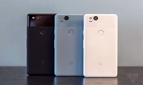 Camera chính sử dụng cảm biến 12MP, hỗ trợ chống rung quang học. Camera selfie không thay đổi với cảm biến 8MP và khẩu độ f/2.4. Ảnh: Theverge.