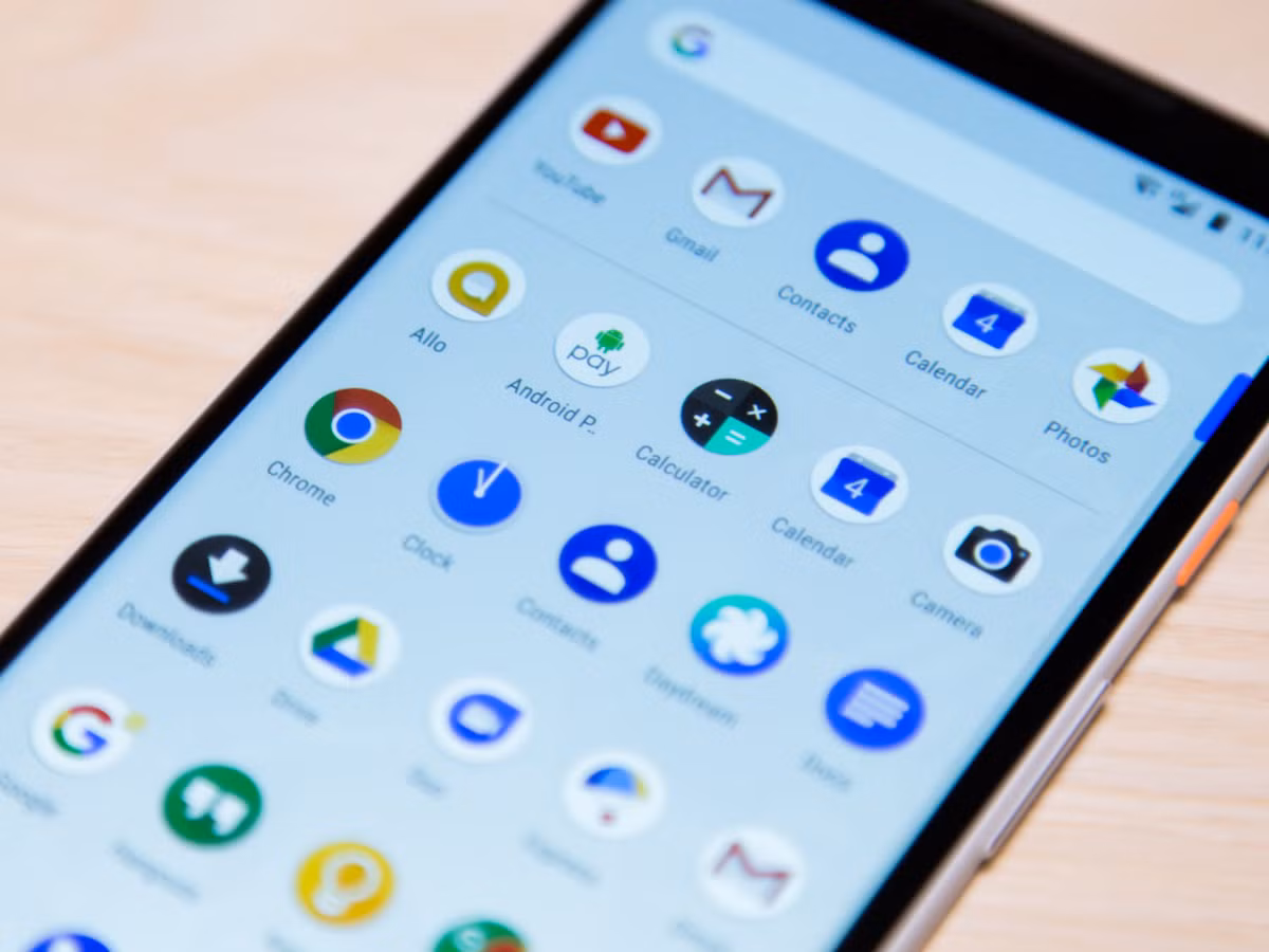 Mức giá cho Pixel 2 là 650 USD (khoảng 14,8 triệu đồng) cho bản 64 GB và 750 USD (khoảng 17 triệu đồng) cho bản 128 GB. Máy gồm các màu xanh, đen và trắng. Ảnh: Arstechnica.