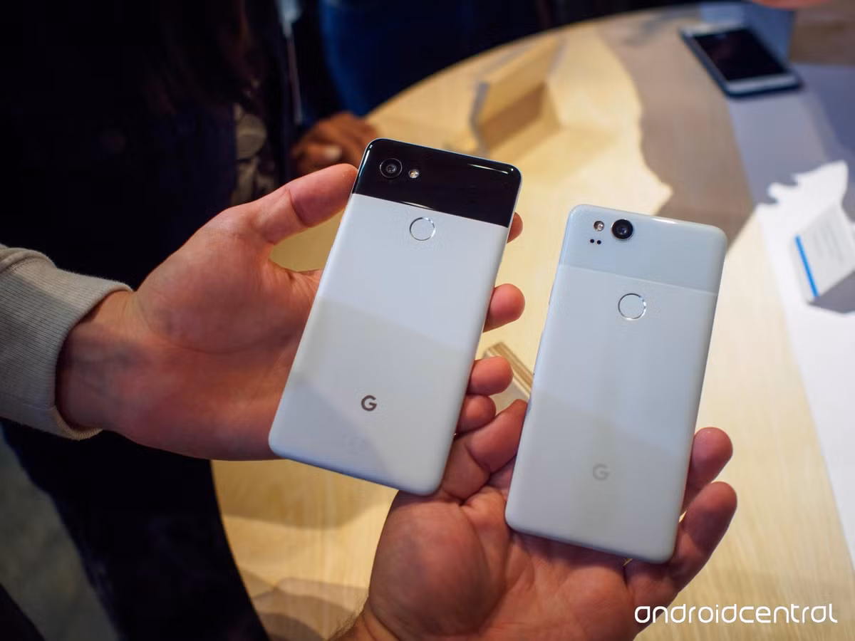 Cả hai sản phẩm mới của Google đều hỗ trợ "Active Edge", người dùng có thể "bóp" cạnh bên của máy để thực hiện một lệnh nhất định. Ảnh: Android Central.