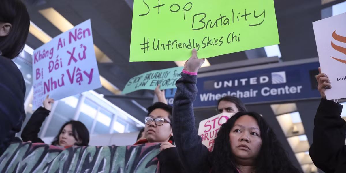Sự việc đã khiến hãng hàng không United Airlines phải chịu một làn sóng chỉ trích mạnh mẽ từ mạng xã hội. Ảnh: USA Today.