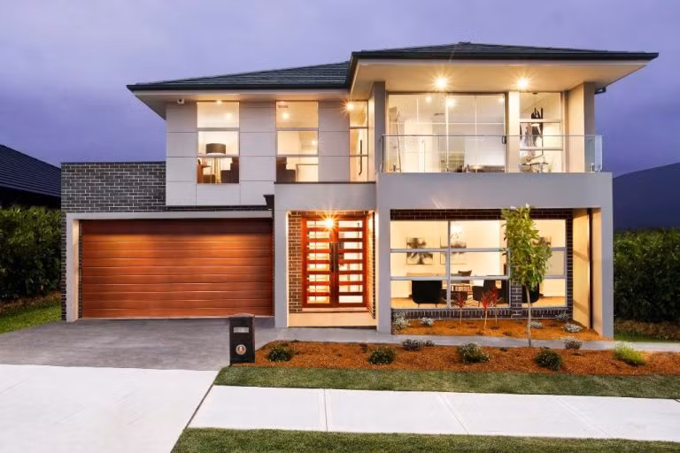 Toàn bộ phòng khách sử dụng cửa kính lớn, nhìn thẳng ra khu vườn. Ảnh: Home-designing.