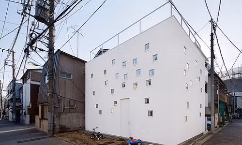 Nằm trên một con phố nhỏ đông đúc ở Tokyo (Nhật Bản), ngôi nhà 2 tầng gây ấn tượng bởi màu trắng tinh tế và rất nhiều cửa sổ xung quanh.