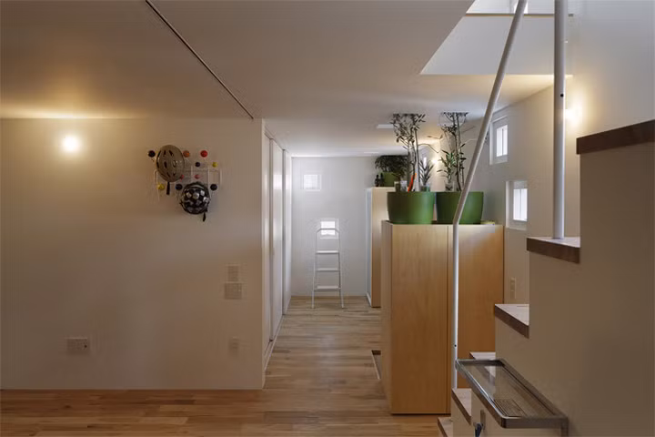  Cầu thang lên tầng 2 cũng được ốp sàn gỗ hiện đại. Nguồn ảnh: Architonic.