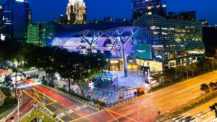 Dài khoảng 2,2 km, đường Orchard được coi là phố hàng hiệu ở Singapore khi xuất hiện hàng loạt trung tâm mua sắm, cửa hàng thời trang danh tiếng cùng nhiều khu vui chơi. Ảnh: Visit Singapore.