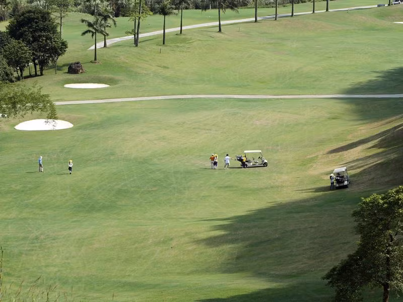 Sở hữu không gian cảnh quan đẹp, sân golf Phượng Hoàng còn được ví von như “Hạ Long trên đất liền”. Ảnh: Báo đầu tư.
