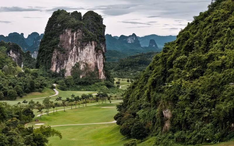 Sân có 54 lỗ gồm có 3 sân: Phoenix Course do Golf Plan (Mỹ) thiết kế, Champion Course do Song Ho Korea thiết kế và Dragon Course do Japanese Company thiết kế. Ảnh: Golf Tour Việt Nam.