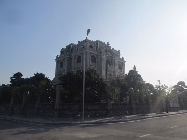 Lâu đài được xây dựng trên khuôn viên 2.700m2, diện tích sàn 300mx5 tầng. Chi phí xây thô tòa lâu đài khoảng 20 tỷ đồng. Ảnh: Một thế giới.
