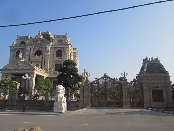 Nằm ngay trung tâm Phủ Lý – Hà Nam, tòa lâu đài lộng lẫy, hoành tráng 4 mặt tiền giá trị hàng trăm tỷ đồng thu hút sự chú ý đặc biệt của dư luận. Ảnh: Một thế giới.