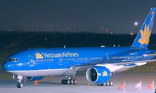 May bay Vietnam Airlines ha canh khan de cuu hanh khach co giat