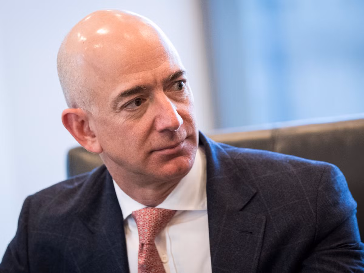 Số tiền Jeff Bezos kiếm được trong một phút nhiều hơn so với số tiền lương trung bình của người dân trong một năm. Thực tế cho thấy, năm ngoái Jeff Bezos đã kiếm được 19,3 tỷ USD, tương đương với khoảng 52 triệu USD mỗi ngày, hơn 2 triệu USD một giờ và 36.000 USD một phút.