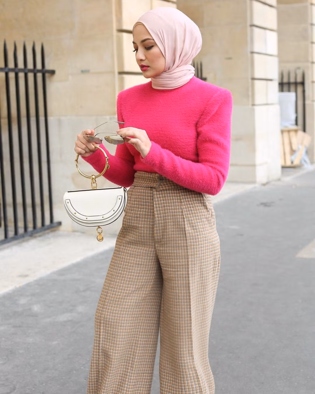 Mỗi khi Neelofa xuất hiện trên màn ảnh, ngay lập tức người hâm mộ đổ đi mua những gì cô mặc ngày hôm ấy, kể cả khăn trùm đầu. Ảnh: KokoTV.