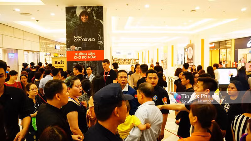 Theo đó, muốn được vào shop H&amp;M mỗi người phải đeo vòng tay do nhân viên phát.