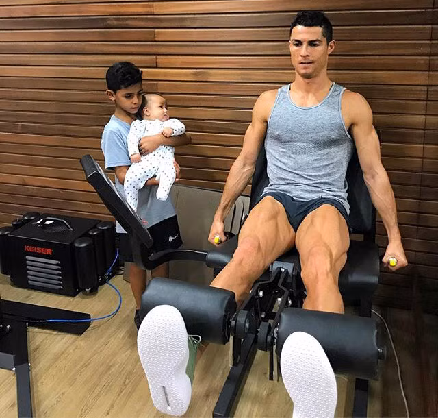Ngoài thú vui theo đuổi trái bóng trên sân, cậu nhóc 7 tuổi cũng thường xuyên cùng cha giam mình trong phòng tập gym.