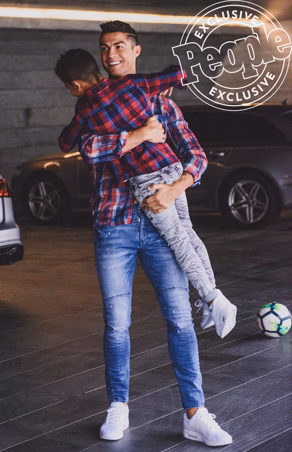 "Cristiano Jr rất háo hức tham gia dự án này cùng tôi. Thằng bé diễn xuất tự tin trước ống kính và cho thấy thái độ làm việc rất nghiêm túc", CR7 cho biết. Ngôi sao người Bồ Đào Nha cũng dự định sẽ để 3 thiên thần nhỏ còn lại sắm vai người mẫu trong tương lai.