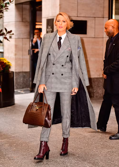 Blake Lively nổi bật trên đường phố với phong cách thời trang phảng phất nét cổ điển và điểm nhấn là túi xách và bốt da khỏe khoắn.