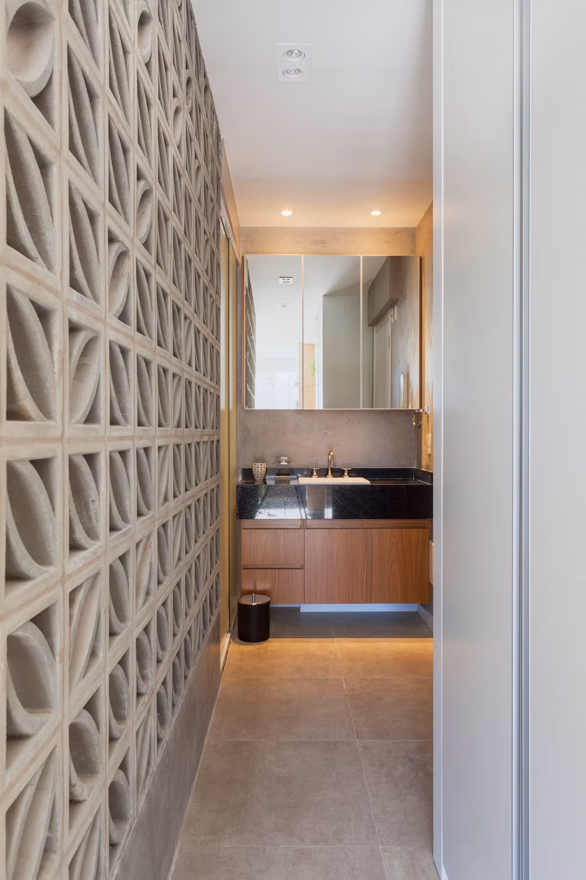 Phòng tắm nhỏ nhưng nội thất hiện đại. Nguồn ảnh: Dezeen.