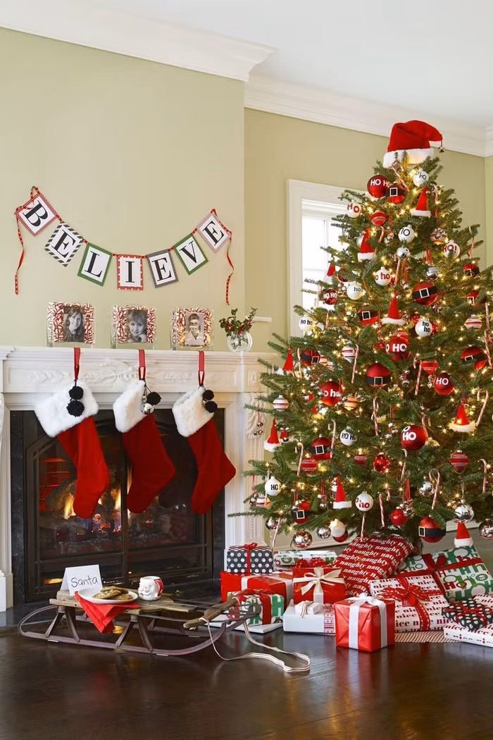 Cây thông với phong cách Santa Claus chắc chắn sẽ khiến lũ trẻ nhà bạn mê tít.