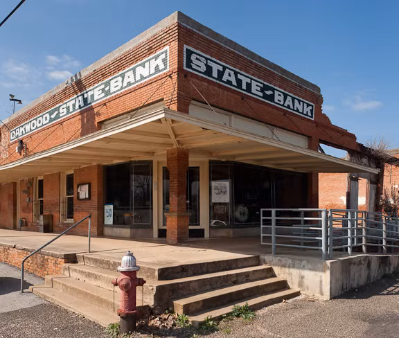 Ngân hàng chỉ có duy nhất một chi nhánh là một tòa nhà tại Oakwood, Texas. Ảnh: Blogspot.