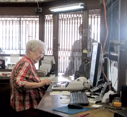 Bà Lela Coates đã làm việc tại Oakwood State Bank hơn 60 năm. Ảnh: The Buffalo Express.