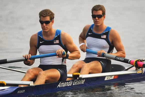 Anh em nhà Winklevoss xuất thân từ gia đình thượng lưu, là những vận động viên đẳng cấp quốc tế về môn chèo thuyền. Ảnh: Geek.