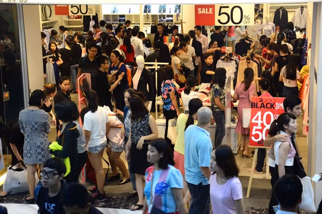 Bên cạnh đó, người tiêu dùng cũng có thể săn hàng giảm giá trong ngày Black Friday tại các cửa hàng ở thành phố lớn tại Việt Nam. Theo trào lưu chung, nhiều trung tâm thương mại, cửa hàng cũng đưa ra mức giảm từ 20 - 50%. Ảnh: Megafun.