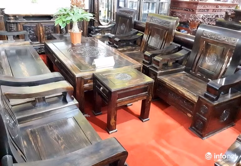 Bộ ghế tân cổ điển làm bằng gỗ giáng hương đỏ của Lào gồm 6 món có giá hơn 388 triệu đồng. Ảnh: Minh Thư