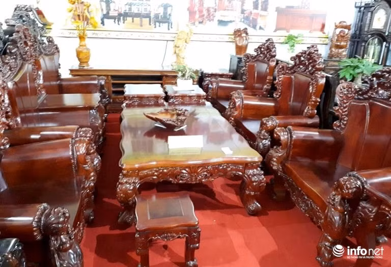 Bộ bàn ghế gỗ có tên Đỉnh Nghê, trị giá gần 2,5 tỷ đồng. Ảnh: Minh Thư