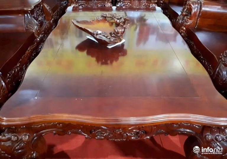 Chiếc bàn to được chạm khắc văn hoa đẹp mắt. Ảnh: Minh Thư