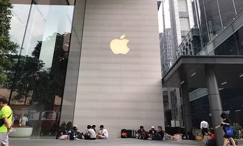 Thực tế, từ 26/10 đã có không ít người Việt qua Singapore với mong muốn trở thành người đầu tiên sở hữu iPhone cao cấp của Apple. Ảnh: Facebook Nguyễn Quang Thái.