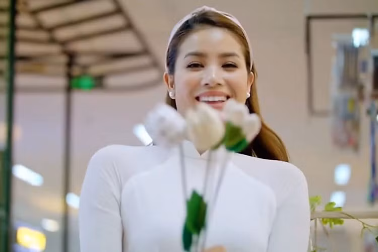 Bên cạnh thiên nhiên ưu đãi với nhiều thắng cảnh đẹp, Đà Nẵng cũng ngày càng phát triển về du lịch. Trong số đó là những trung tâm mua sắm và dịch vụ vui chơi, lưu trú lớn dành cho du khách.