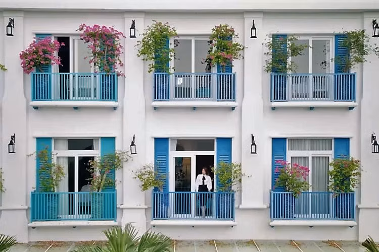 Phạm Hương đứng bên ban công của một khách sạn xinh xắn. Những năm gần đây, các khu nghỉ dưỡng, khách sạn, nhà nghỉ, homestay ngày càng phát triển tại Đà Nẵng.