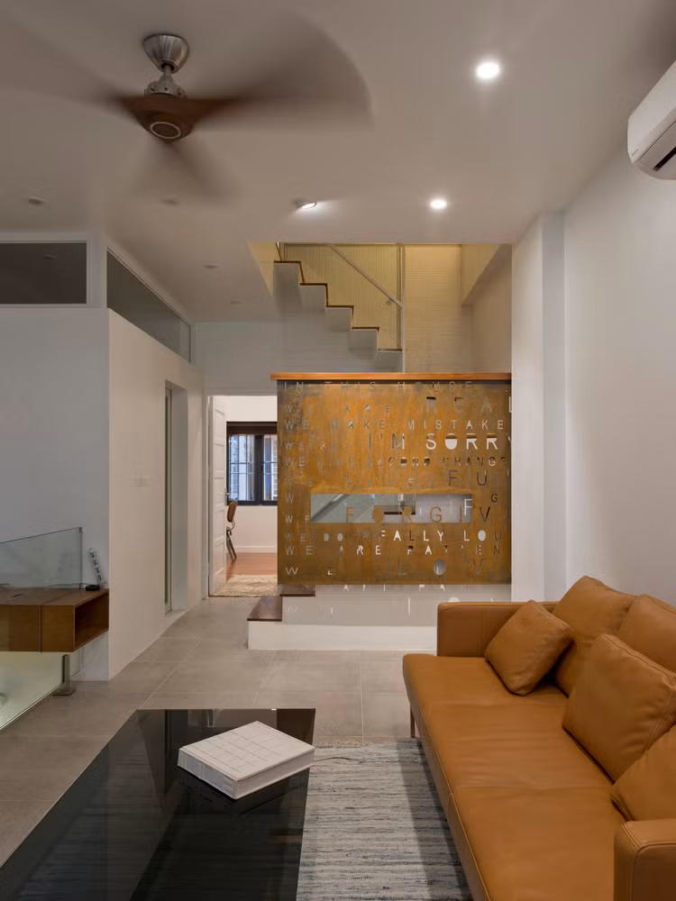 Phòng khách đơn giản, hiện đại với sofa đơn.