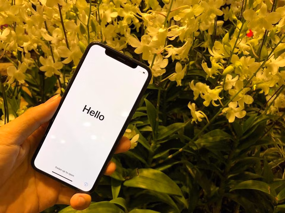 iPhone X tạo ra sự khác biệt lớn so với các thế hệ iPhone trước khi trải nghiệm. Dù màn hình rộng 5,8 inch nhưng vẫn cho cảm giác cầm nắm gọn, nhẹ. Ảnh: Facebook Nhật Huy Mobi.