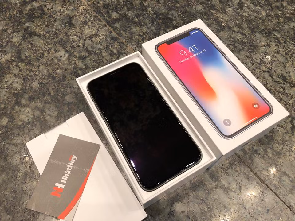Rạng sáng nay, 3/11, iPhone X đã chính thức được bán ra trên các cửa hàng ủy quyền của Apple. Từ rất sớm, các chủ cửa hàng chuyên bán iPhone xách tay tại Việt Nam đã đăng tải trên Facebook ảnh trên tay iPhone X còn nguyên hộp. Ảnh: Facebook Nhật Huy Mobi.