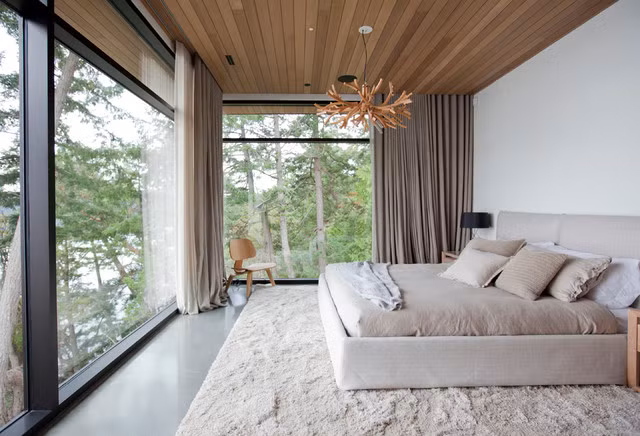 Chỉ cần thay đổi một chút nội thất như rèm cửa, ga giường, đổi đèn mới hay sắm thêm một vài chiếc gối tựa…cũng đủ giúp bạn ngủ ngon hơn. Ảnh: Houzz.