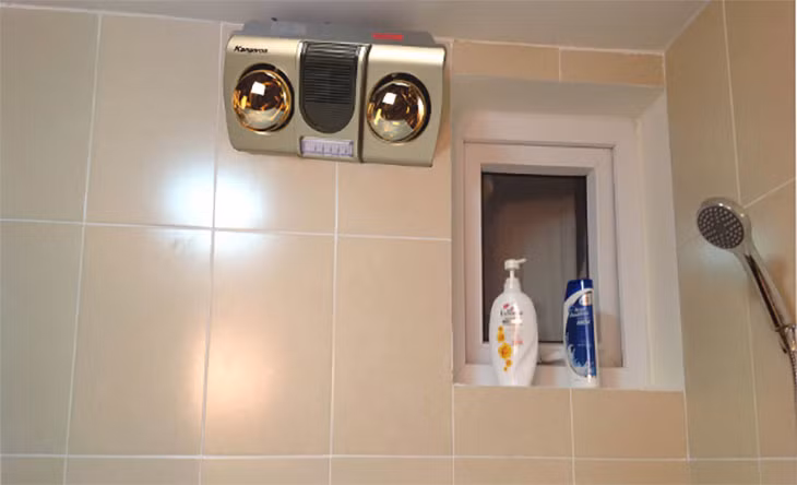 Thường xuyên kiểm tra dây dẫn điện đèn sưởi nhà tắm. Nếu phát hiện sự cố bất thường cần sửa chữa hoặc thay mới. Chỉ sử dụng khi đã đảm bảo an toàn trở lại. Ảnh: Dienmayxanh.