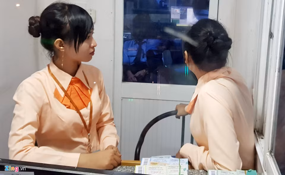 Mỗi lần trạm đóng lại, các tài xế container cứ chạy từ từ vào làn thu phí rồi dừng hẳn tại cabin của nhân viên bán vé nhưng không mua vé mà liên tục bấm còi inh ỏi. Từ phía sau, hàng chục xe cũng bấm còi theo khiến điệp khúc xả trạm tái diễn.