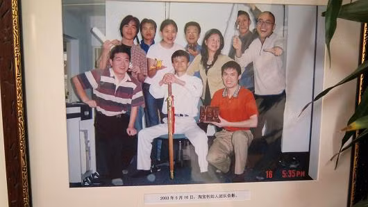 Nằm trên tầng 2 một khu chung cư ở Hàng Châu, căn hộ cũ của Jack Ma có 6 phòng với thiết kế đơn giản.