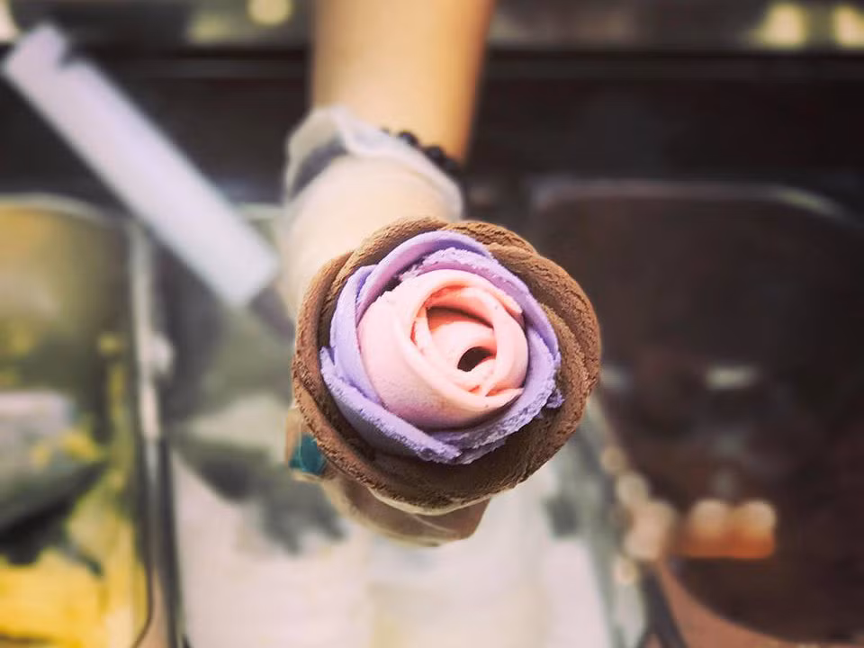 Những cánh hoa rực rỡ sắc màu được tạo từ những mùi vị kem khác nhau như dâu, trà xanh, trà thái....Khách hàng có thể tự chọn vị màu sắc cho cây kem trở nên bắt mắt. Ảnh: Zing.