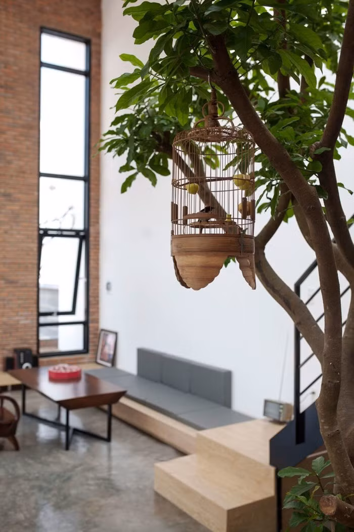 Một số nội thất được giữ lại từ ngôi nhà cũ vừa tiết kiệm, vừa mang đến cảm giác thân thuộc. Ảnh: Homedsgn.