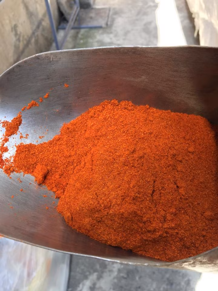 Trong khi đó, bột ớt thật có màu sẫm hơn do quá trình phơi, sấy làm khô từ quả ớt tươi. Ảnh: Muabanot.
