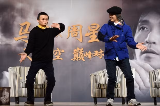 Thi thoảng, Jack Ma vừa vung kiếm chém vừa đi lại trong công ty. Điều này phần nào giải thích cho ước mơ trở thành cao thủ võ lâm hồi trẻ của Jack Ma. Ảnh: Meziesblog.
