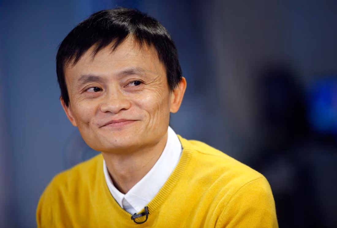 Chơi thân với đạo diễn Trương Kỷ Trung, Jack Ma được đạo diễn tặng cho hai thanh kiếm đạo cụ để quay phim. Do mê kiếm hiệp nên đi đâu Jack Ma cũng mang kiếm theo. Ảnh: Hiru Gossip.